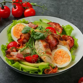 Салат с курицей, беконом и яйцами