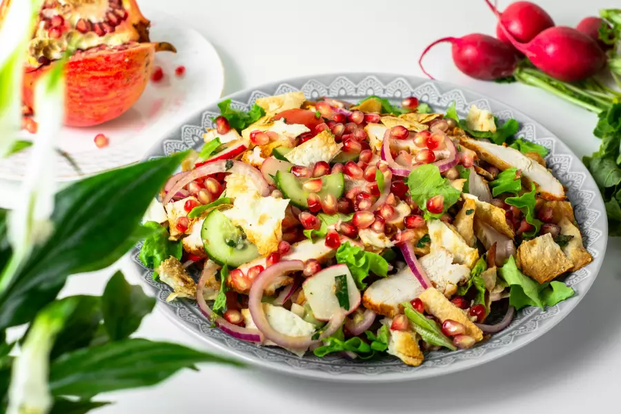 Готовое блюдо салат с курицей, овощами и лавашом