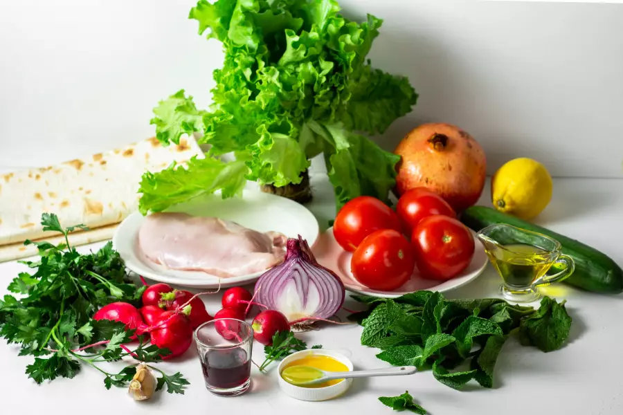 Ингредиенты для рецепта салат с курицей, овощами и лавашом