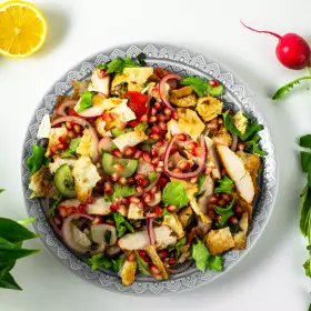 Салат с курицей, овощами и лавашом