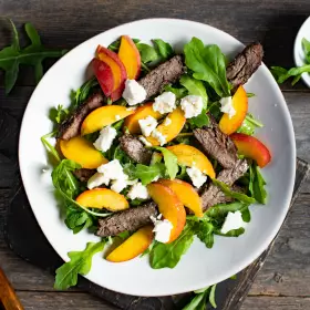 Салат со стейком и персиками на гриле