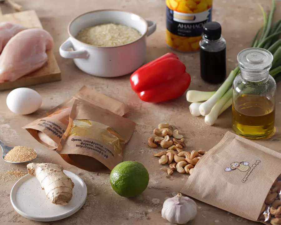 Ингредиенты для рецепта жареный рис по-тайски с курицей и кешью