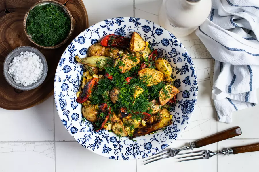 Готовое блюдо картофельный салат с кукурузой