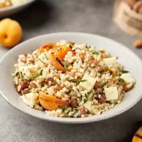 Салат с булгуром, абрикосами и сыром