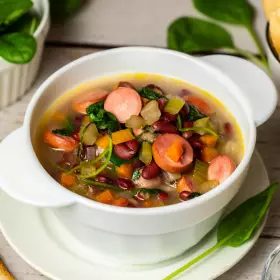 Суп с сосисками, шпинатом и фасолью