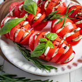 Капрезе с помидорами и моцареллой
