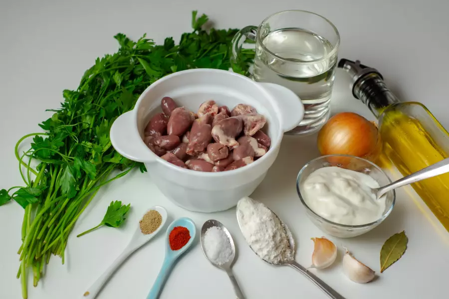 Ингредиенты для рецепта куриные сердечки в сметане на сковороде