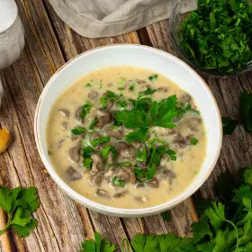 Куриные сердечки в сметане на сковороде