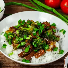 Тушёная говядина с брокколи и рисом
