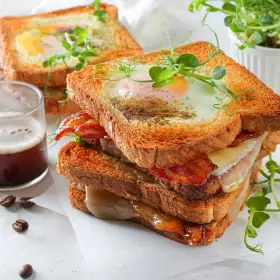 Сэндвич с яйцом и беконом