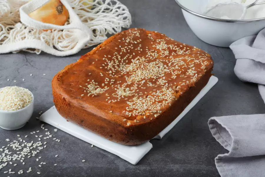 Готовое блюдо луковый пирог с сыром