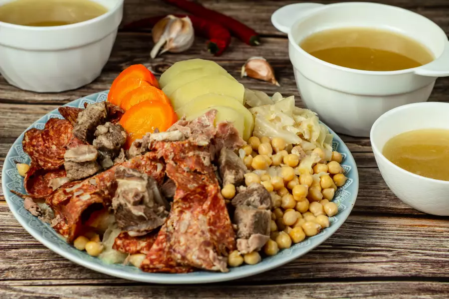 Готовое блюдо рагу с мясом по-испански