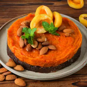 Торт без выпечки с курагой, бананом и миндалём