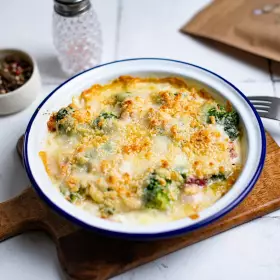 Брокколи с сыром и беконом на сковороде