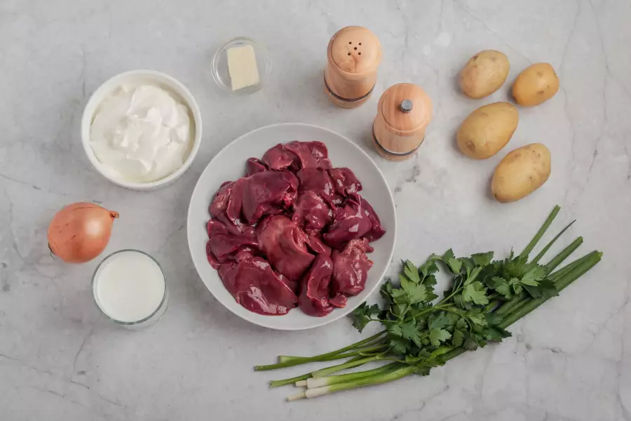 Ингредиенты для рецепта куриная печень на сковороде в сметане с луком
