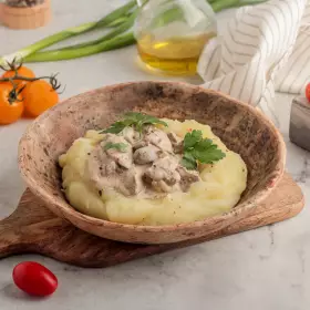 Куриная печень на сковороде в сметане с луком