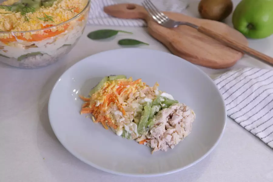Готовое блюдо салат с курицей и киви