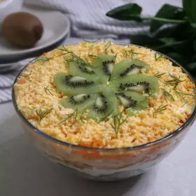 Салат с курицей и киви