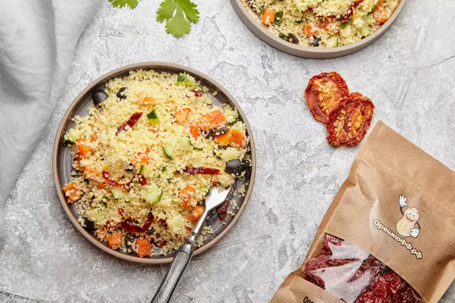 Готовое блюдо кускус с овощами и курагой