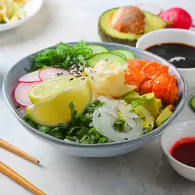 Поке с авокадо и лососем