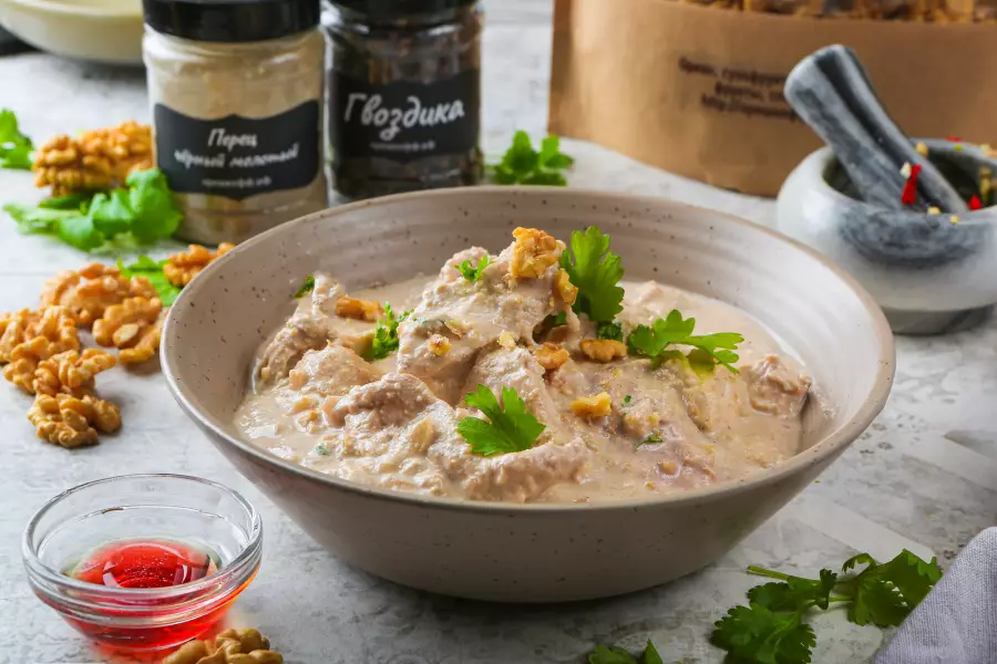 Готовое блюдо сациви из курицы по-грузински