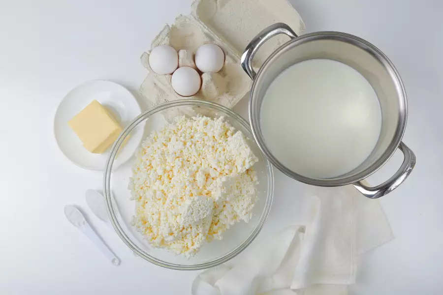 Ингредиенты для рецепта сыр домашний из молока и творога
