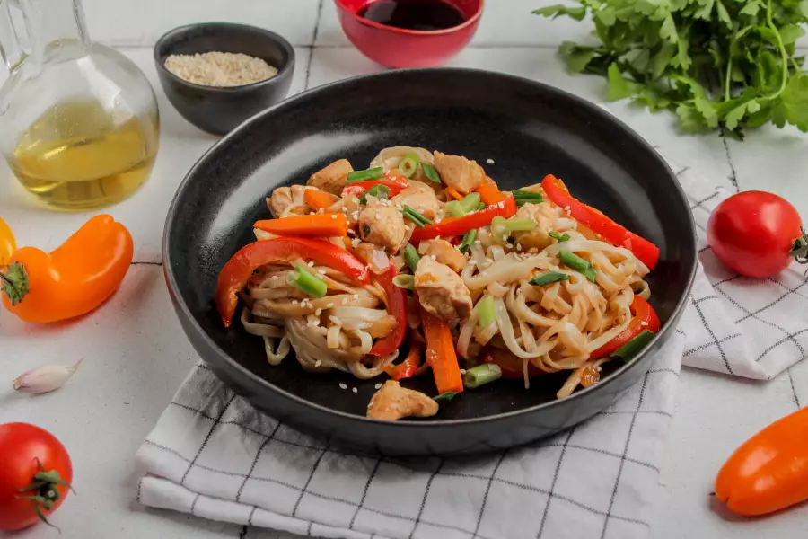 Готовое блюдо лапша удон с курицей