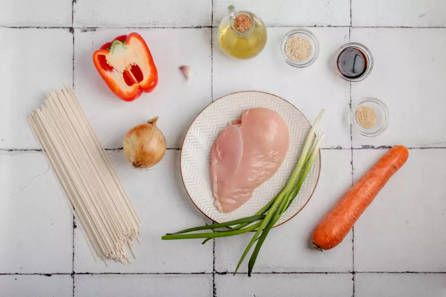 Ингредиенты для рецепта лапша удон с курицей