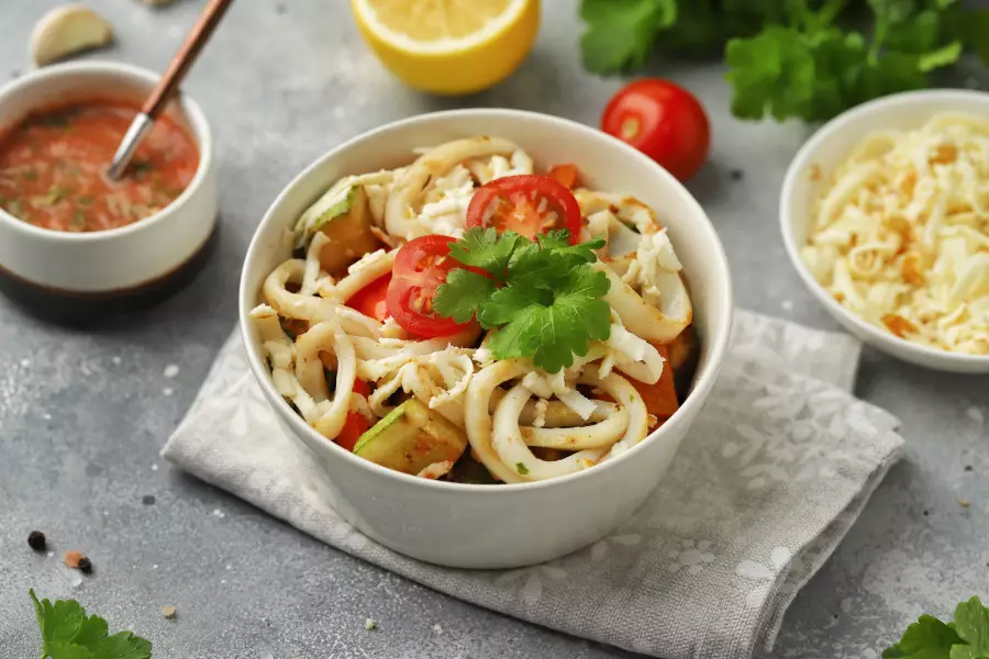 Готовое блюдо салат с кальмарами и копчёным сыром