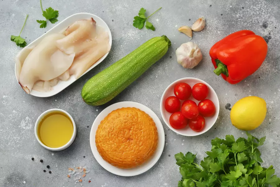 Ингредиенты для рецепта салат с кальмарами и копчёным сыром