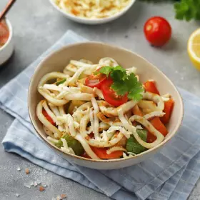 Салат с кальмарами и копчёным сыром