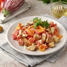 Тёплый салат с баклажанами и сыром