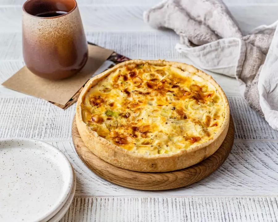 Открытый пирог с сыром и луком-пореем