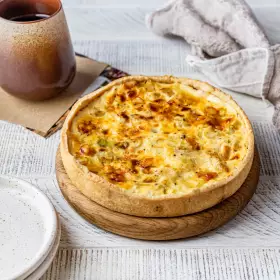 Открытый пирог с сыром и луком-пореем