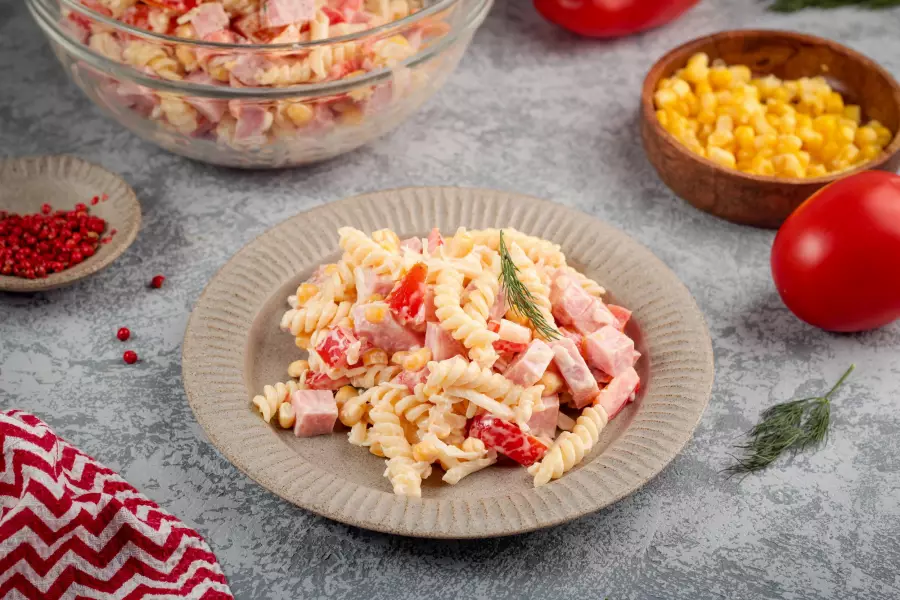 Готовое блюдо итальянский салат с ветчиной, сыром и овощами