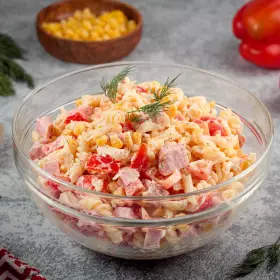 Итальянский салат с ветчиной, сыром и овощами