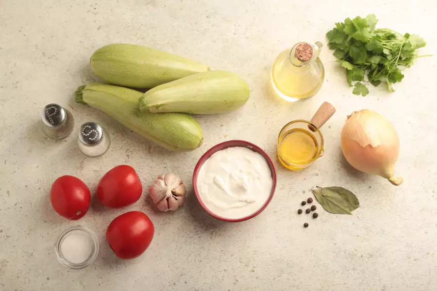Ингредиенты для рецепта кабачки с помидорами и чесноком