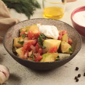 Кабачки с помидорами и чесноком