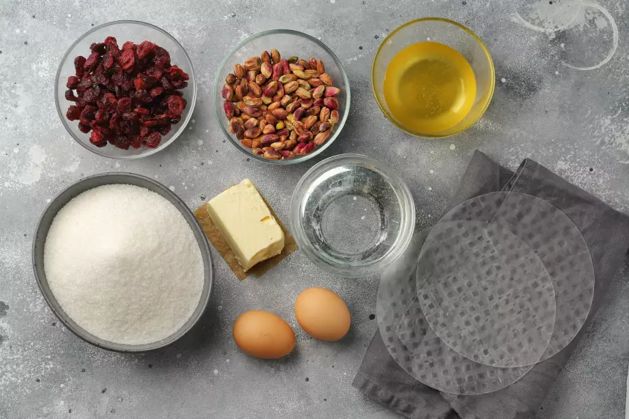 Ингредиенты для рецепта мандолато с фисташками и клюквой