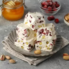 Мандолато с фисташками и клюквой