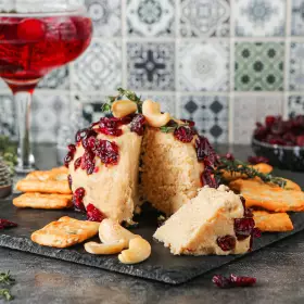 Веганский сыр из кешью с тимьяном и клюквой