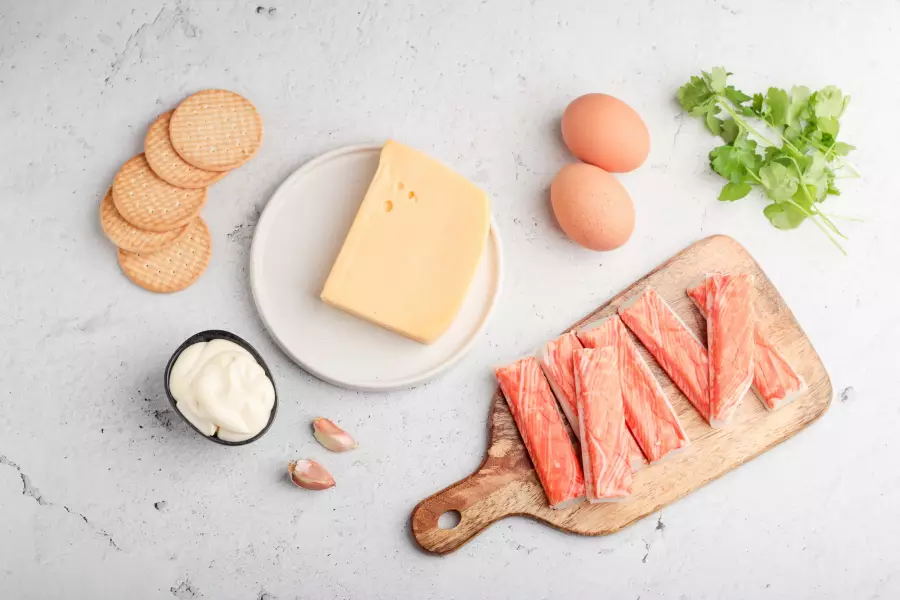 Ингредиенты для рецепта салат с крабовыми палочками, сыром и яйцами