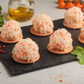 Салат с крабовыми палочками, сыром и яйцами