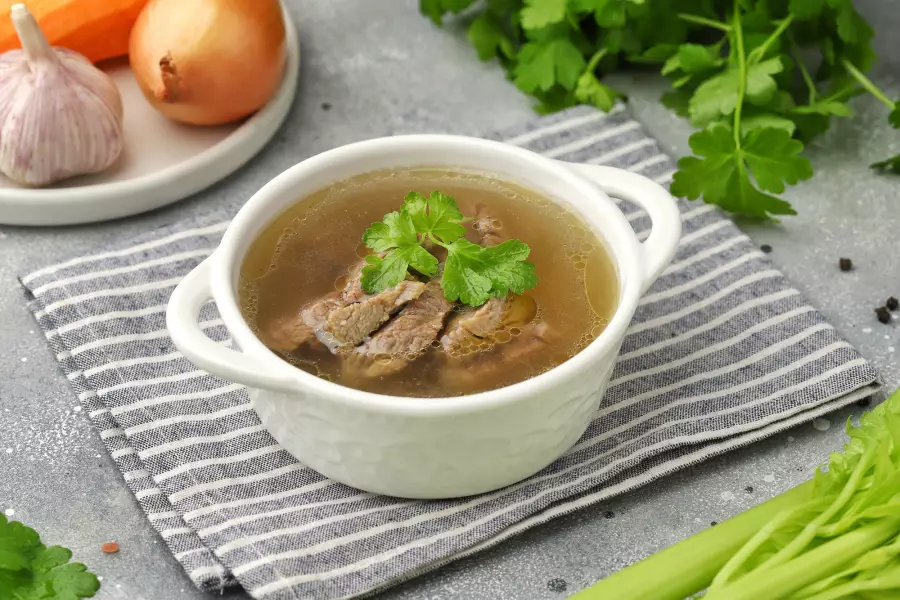 Готовое блюдо вкусный говяжий бульон