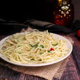 Спагетти с чесноком и маслом
