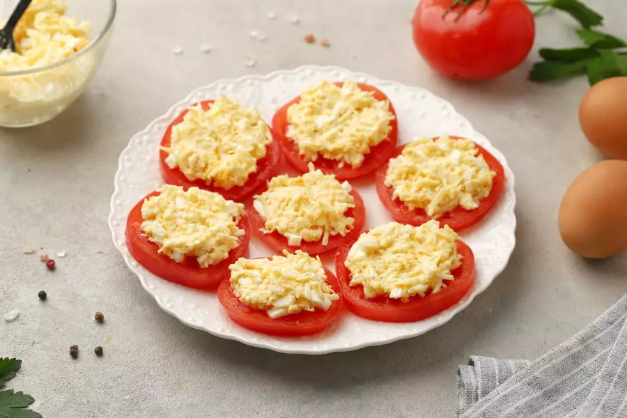 Готовое блюдо помидоры с сыром и чесноком