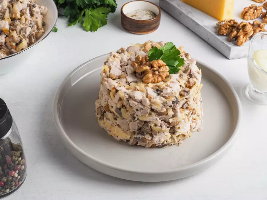 Салат с курицей, грибами, сыром и грецкими орехами
