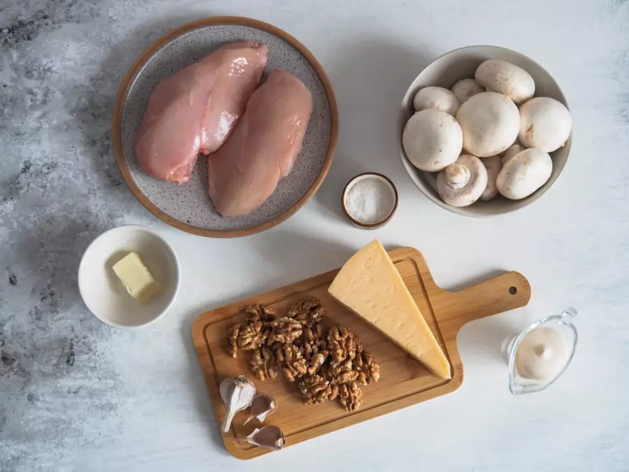 Ингредиенты для рецепта салат с курицей, грибами, сыром и грецкими орехами
