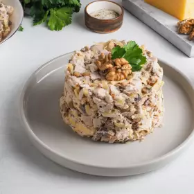 Салат с курицей, грибами, сыром и грецкими орехами