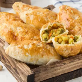 Пирожки из картофеля, фасоли и кешью